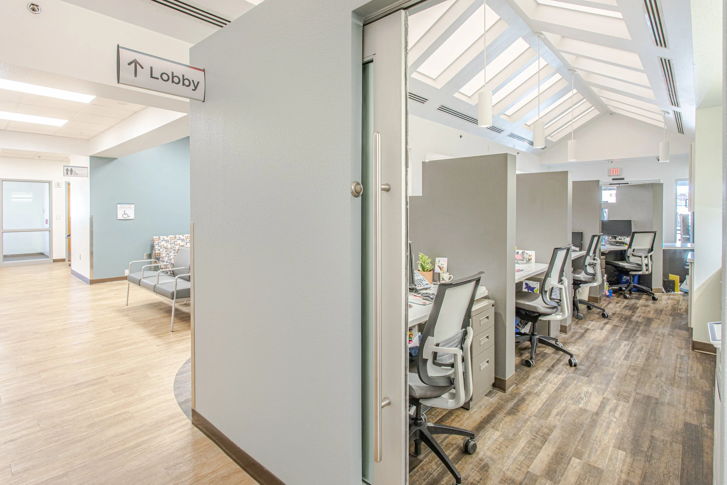 健康・医学 CLINIC DESIGN 130 UNM Family Health Clinic — Design Plus Architects